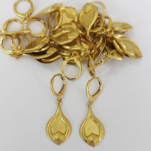 BRINCO NO BRUTO PRONTO PARA O BANHO (CX.146) BRINCO ARGOLINHA DE PRESSÃO (TRANQUETA)(V3991) - COM PINGENTE ESTILO GOTA DESENHADA 12MM - PESO TOTAL 2,0GR - COMPOSIÇÃO: 100% LATÃO - BRU0003663