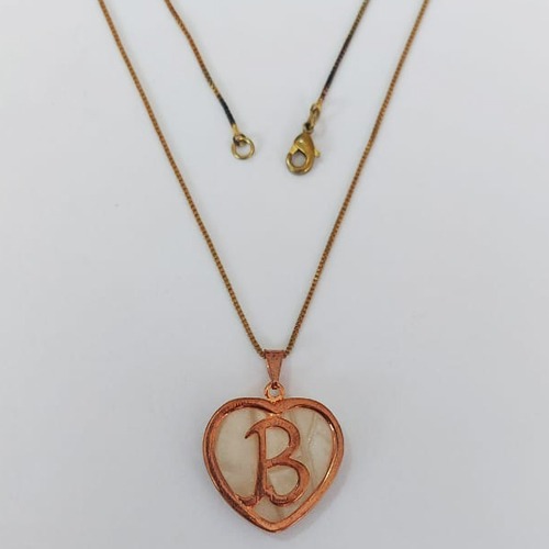 GARGANTILHA NO BRUTO PRONTO PARA O BANHO - (CX146) - COM CORRENTE VENEZIANA DE 45CM (100% LATÃO ) - CORAÇÃO LETRA B MADRÉ PÉROLA -23MM PESO: 5,7GR - BRU0003666