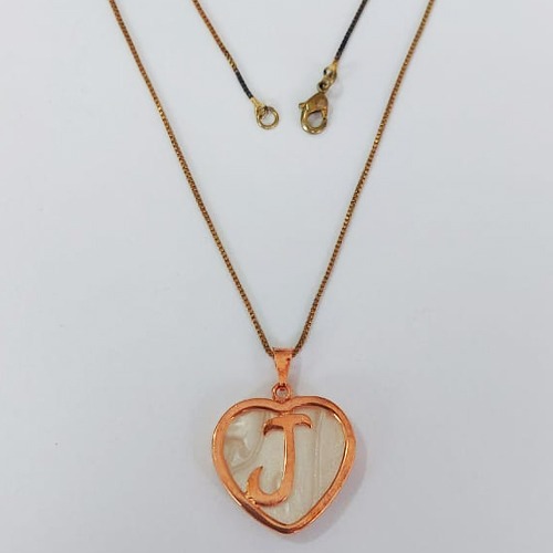 GARGANTILHA NO BRUTO PRONTO PARA O BANHO - (CX146) - COM CORRENTE VENEZIANA DE 45CM - CORAÇÃO LETRA J MADRÉ PÉROLA -23MM PESO: 5,7GR - BRU0003667