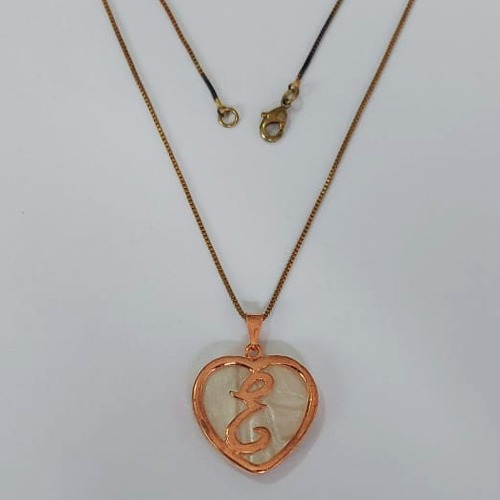 GARGANTILHA NO BRUTO PRONTO PARA O BANHO - (CX146) - COM CORRENTE VENEZIANA DE 45CM - CORAÇÃO LETRA E MADRÉ PÉROLA -23MM PESO: 5,7GR - BRU0003668