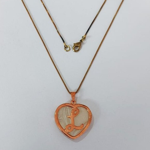 GARGANTILHA NO BRUTO PRONTO PARA O BANHO - (CX146) - COM CORRENTE VENEZIANA DE 45CM - CORAÇÃO LETRA L MADRÉ PÉROLA -23MM PESO: 5,7GR - BRU0003672