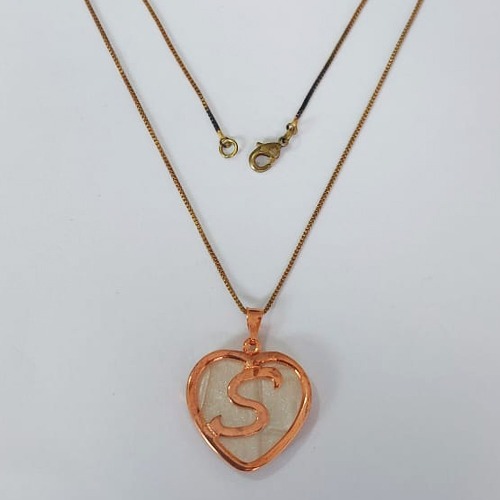 GARGANTILHA NO BRUTO PRONTO PARA O BANHO - (CX146) - COM CORRENTE VENEZIANA DE 45CM - CORAÇÃO LETRA S MADRÉ PÉROLA -23MM PESO: 5,7GR - BRU0003673