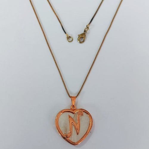 GARGANTILHA NO BRUTO PRONTO PARA O BANHO - (CX146) - COM CORRENTE VENEZIANA DE 45CM - CORAÇÃO LETRA N MADRÉ PÉROLA -23MM PESO: 5,7GR - BRU0003676