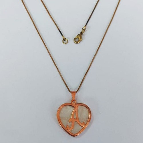 GARGANTILHA NO BRUTO PRONTO PARA O BANHO - (CX146) - COM CORRENTE VENEZIANA DE 45CM - CORAÇÃO LETRA A MADRÉ PÉROLA -23MM PESO: 5,7GR - BRU0003677