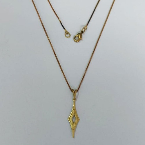 GARGANTILHA NO BRUTO PRONTO PARA O BANHO - COM CORRENTE VENEZIANA DE 45CM -(E2543)- PINGENTE LOSANGO VAZDO E DESENHADO 7MM PESO: 2,5GR - BRU0003684