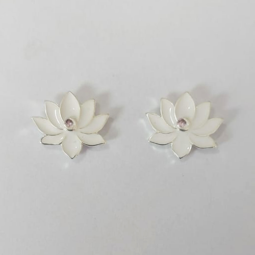 BRINCO FOLHEADO A PRATA COM 50 MILÉSIMOS + VERNIZ DIAMOND - BRINCO DE PINO FLOR COM ZIRCÔNIA ESMALTADA BRANCA 14X16MM PRA800