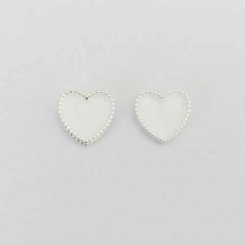 BRINCO FOLHEADO A PRATA COM 50 MILÉSIMOS + VERNIZ DIAMOND - BRINCO DE PINO CORAÇÃO ESMALTADO BRANCO 12MM PRA814
