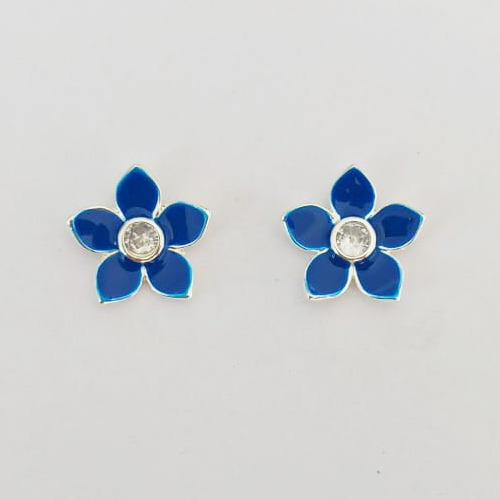 BRINCO FOLHEADO A PRATA COM 50 MILÉSIMOS + VERNIZ DIAMOND - BRINCO DE PINO FLOR COM ZIRCÔNIA ESMALTADA AZUL 15MM PRA817