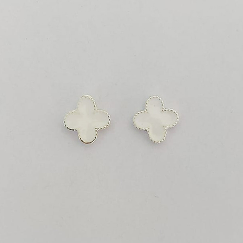 BRINCO FOLHEADO A PRATA COM 50 MILÉSIMOS + VERNIZ DIAMOND - BRINCO DE PINO VAN CLEEF ESMALTADA BRANCA 10MM PRA819