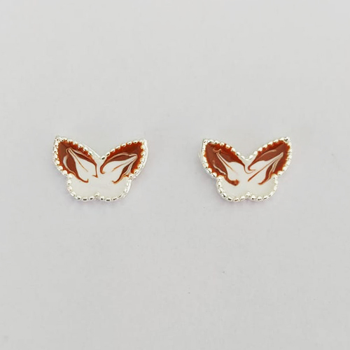 BRINCO FOLHEADO A PRATA COM 50 MILÉSIMOS + VERNIZ DIAMOND - BRINCO DE PINO BORBOLETA MARROM COM BRANCA 8MM PRA820