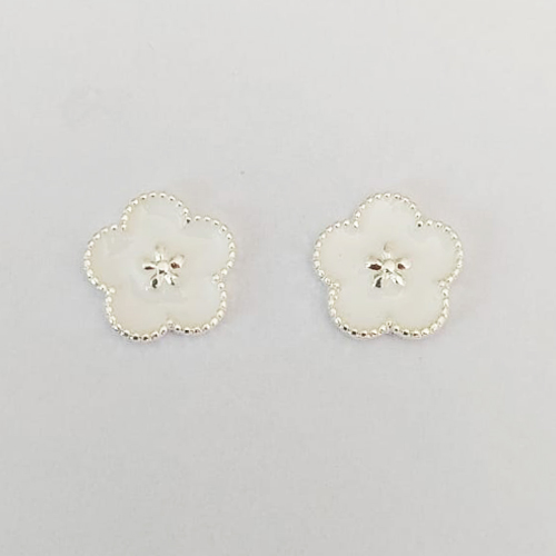 BRINCO FOLHEADO A PRATA COM 50 MILÉSIMOS + VERNIZ DIAMOND - BRINCO DE PINO FLOR ESMALTADA BRANCA 15MM PRA830