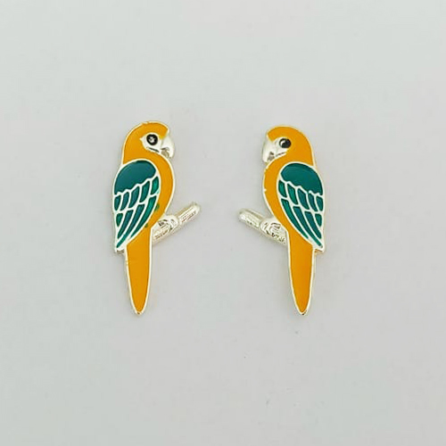 BRINCO FOLHEADO A PRATA COM 50 MILÉSIMOS + VERNIZ DIAMOND - BRINCO DE PINO ARARA AMARELA COM VERDE ESMALTADA 9MM PRA840