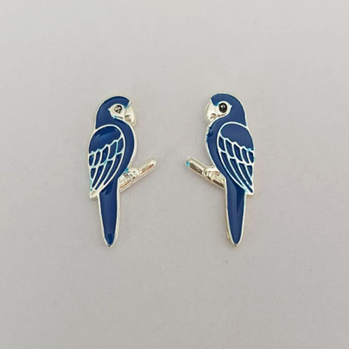 BRINCO FOLHEADO A PRATA COM 50 MILÉSIMOS + VERNIZ DIAMOND - BRINCO DE PINO ARARA AZUL ESMALTADA 9MM PRA842