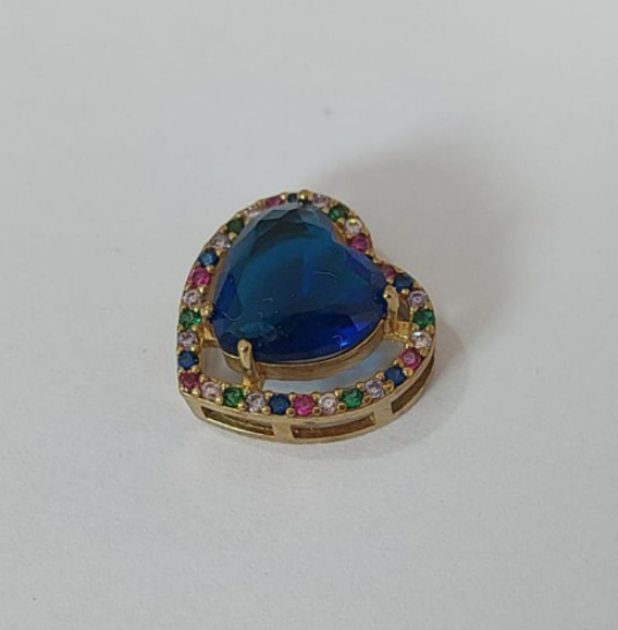 PINGENTE NO BRUTO PRONTO PARA O BANHO - PINGENTE CORAÇÃO COM MICRO ZIRCÔNIAS COLORIDAS E ZIRCÔNIA 10MM- COMPOSIÇÃO: LATÃO / ZIRCÔNIA - TAMANHO 14MM - PESO TOTAL 2.3GR - BRU3761