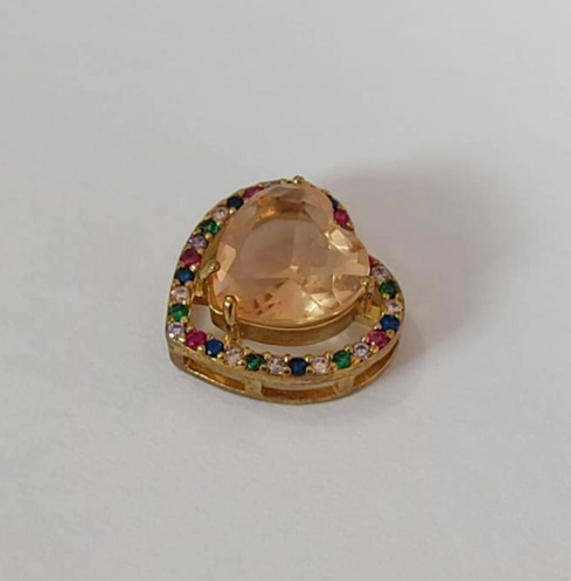 PINGENTE NO BRUTO PRONTO PARA O BANHO - PINGENTE CORAÇÃO COM MICRO ZIRCÔNIAS COLORIDAS E ZIRCÔNIA 10MM- COMPOSIÇÃO: LATÃO / ZIRCÔNIA - TAMANHO 14MM - PESO TOTAL 2.3GR - BRU3771