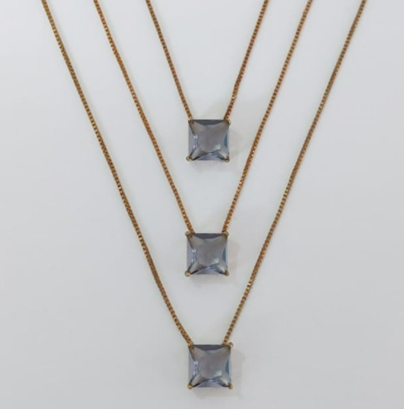 GARGANTILHA NO BRUTO PRONTA PARA O BANHO - KIT COM 3 GARGANTILHAS COM CORRENTES VENEZIANA 45CM E PINGENTES COM BASES EM ALTA FUSÃO E ZIRCÔNIA QUADRADA VERDE 8X8MM - PESO TOTAL 4,9GR - BRU3802