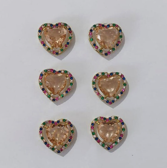 BRINCO NO BRUTO PRONTO PARA O BANHO - KIT COM 3 BRINCOS DE PINO COM BASE EM ALTA FUSÃO CRAVEJADA EM MICRO ZIRCONIA COLORIDA DE 14MM E PEDRA DE ZIRCONIAS DE10X10MMMM - PESO DO PAR 3.8GR - BRU3824