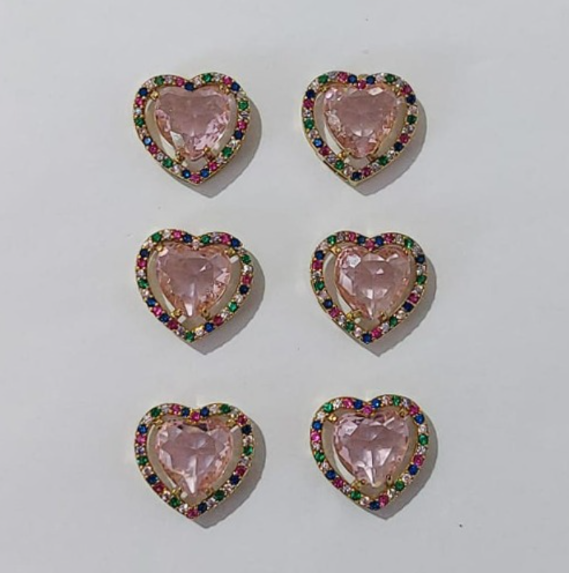 BRINCO NO BRUTO PRONTO PARA O BANHO - KIT COM 3 BRINCOS DE PINO COM BASE EM ALTA FUSÃO CRAVEJADA EM MICRO ZIRCONIA COLORIDA DE 14MM E PEDRA DE ZIRCONIAS DE10X10MMMM - PESO DO PAR 3.8GR - BRU3831