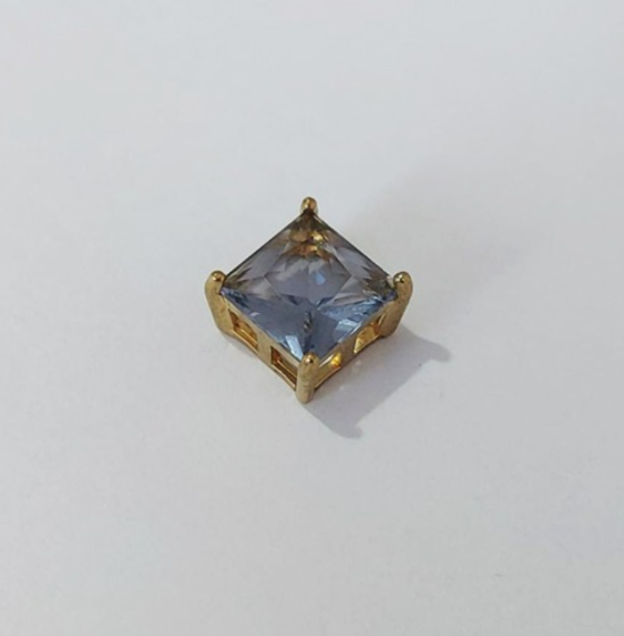 PINGENTE NO BRUTO PRONTO PARA O BANHO (COM BASE EM ALTA FUSÃO QUADRADA ) ZIRCONIA 8X8MM PESO 0,9GR - BRU3859