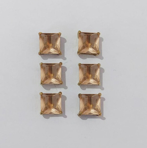 BRINCO NO BRUTO PRONTO PARA O BANHO - KIT COM 3 BRINCOS DE PINO COM BASE EM ALTA FUSÃO COM ZIRCÔNIA QUADRADA 8X8MM - PESO TOTAL 3,5GR - BRU3868