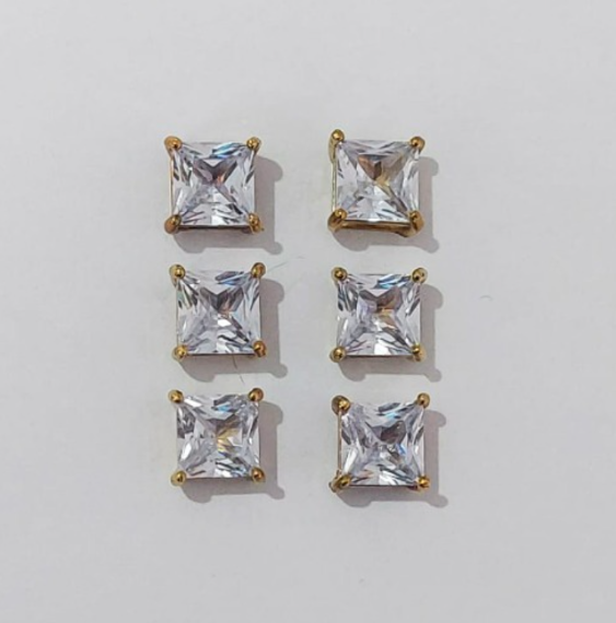 BRINCO NO BRUTO PRONTO PARA O BANHO - KIT COM 3 BRINCOS DE PINO COM BASE EM ALTA FUSÃO COM ZIRCÔNIA QUADRADA 8X8MM - PESO TOTAL 3,5GR - BRU3875