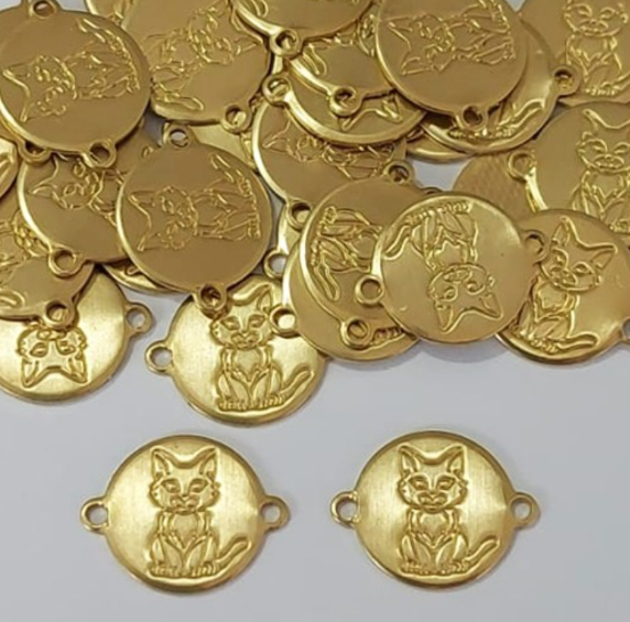 ACESSORIO NO BRUTO PRONTO PARA O BANHO(CX149)(5914) VENDIDO POR UNIDADE/ Redondo 12mm Gato C/ 2 argolinha Lateral P/ Pulseira/ PESO 0,9GR - BRU3892