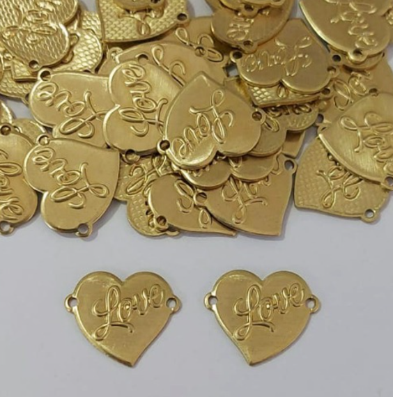 ACESSORIO NO BRUTO PRONTO PARA O BANHO(CX149)(5780) VENDIDO POR UNIDADE/ Coração Love 12mm C/2 argolinha P/ Pulseira/ PESO 0,9GR - BRU3893