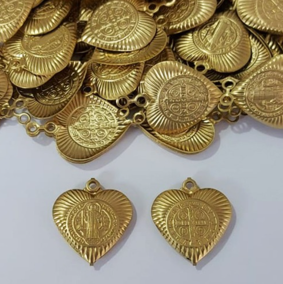 ACESSORIO NO BRUTO PRONTO PARA O BANHO(CX147)(971) VENDIDO POR UNIDADE/ Coração 17mm Dp Diam P/ Dobrar 3 Cab C/ São Bento / PESO 1,5GR - BRU3895