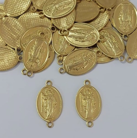 ACESSORIO NO BRUTO PRONTO PARA O BANHO(CX149)(5933) VENDIDO POR UNIDADE/Oval 12,8mm N. S. Rosario C/ 2 argolinha / PESO 0,8GR - BRU3899