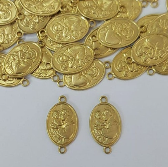 ACESSORIO NO BRUTO PRONTO PARA O BANHO(CX149)(5935) VENDIDO POR UNIDADE/ Oval 12,8mm Santo Antonio C/ 2 argolinha / PESO 0,7GR - BRU3902