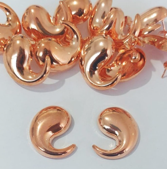 BRINCO NO BRUTO PRONTO PARA O BANHO (GOTA ) BRINCO TRADICIONAL DE PINO - TAMANHO 2,5X1,5CM - (CX148) ( - PESO 5,2GR - BRU23905