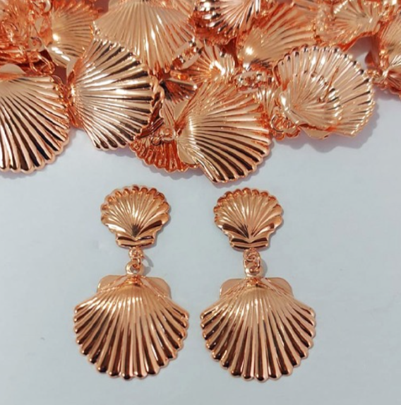 BRINCO NO BRUTO PRONTO PARA O BANHO (COM DUAS CONCHA DO MAR ) BRINCO TRADICIONAL DE PINO - TAMANHO 4X2CM - (CX148) ( - PESO 2.9GR - BRU23906