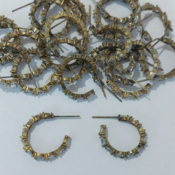 BRINCO NO BRUTO PRONTO PARA O BANHO (ARGOLA COM UMA FILEIRA DE ZIRCONIA ) BRINCO TRADICIONAL DE PINO - TAMANHO 2,5CM - (CX148) ( - PESO 2,8GR - BRU23907