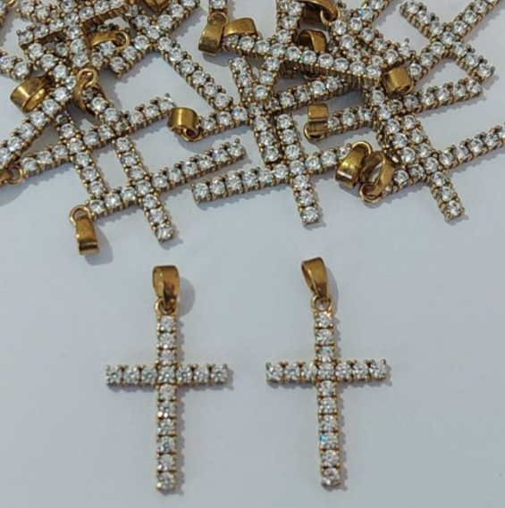 PINGENTE NO BRUTO PRONTO PARA O BANHO (CRUZ CRAVEJADA EM MICRO ZIRCONIAS ) - TAMANHO 2X1CM - (CX148) ( - PESO 0,8GR - BRU23909