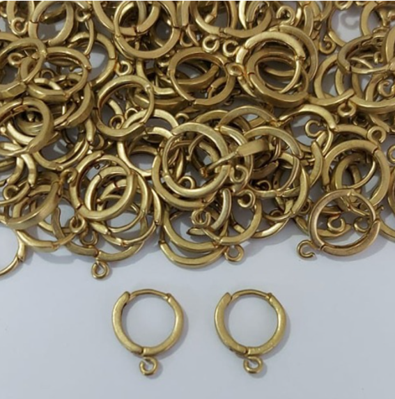 BASE PARA BRINCO ARGOLINHA DE PRESSÃO NO BRUTO PRONTO PARA O BANHO (147)  - COMPOSIÇÃO: LATÃO 100% - TAMANHO 12MM - (VENDIDO POR PAR) PESO TOTAL 1.2GR - BRU23913