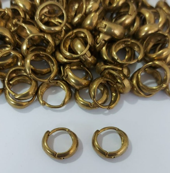 BRINCO NO BRUTO PRONTO PARA O BANHO (BRINCO ARGOLINHA DE PRESSÃO (147)- COMPOSIÇÃO: LATÃO 100% - TAMANHO 12MM - (VENDIDO POR PAR) PESO TOTAL 1.6GR - BRU23914