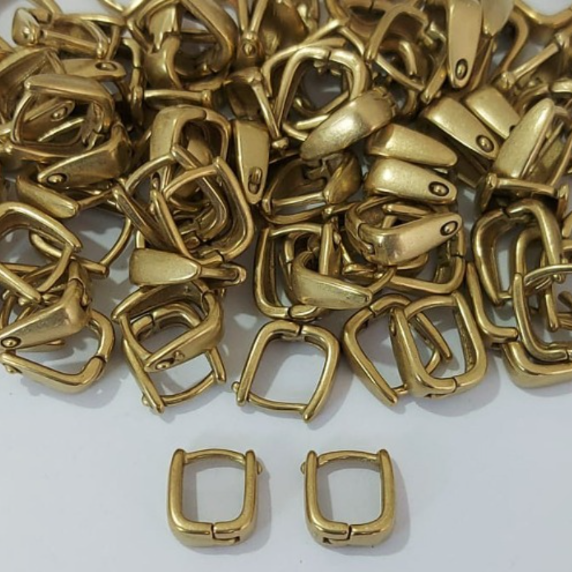 BRINCO NO BRUTO PRONTO PARA O BANHO - (CX148) - BRINCO ARGOLINHA DE PRESSÃO - COMPOSIÇÃO: LATÃO 100% - TAMANHO 10MM - (VENDIDO POR PAR) PESO TOTAL 1.4GR - BRU23915