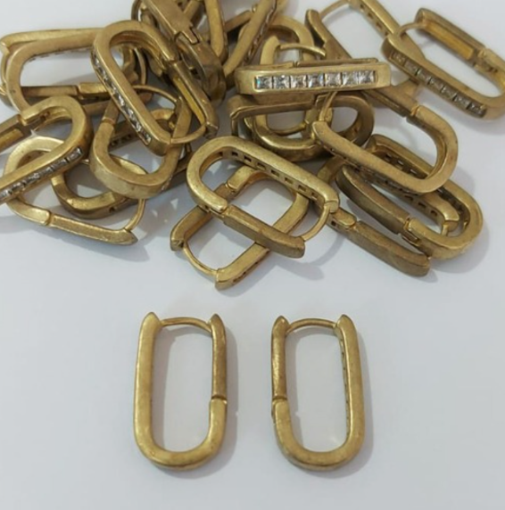 BRINCO NO BRUTO PRONTO PARA O BANHO (BRINCO ARGOLINHA DE PRESSÃO CRAVEJADO EM ZIRCONIAS (147)- COMPOSIÇÃO: LATÃO 100% - TAMANHO 20X12MM - (VENDIDO POR PAR) PESO TOTAL 3.7GR - BRU23917