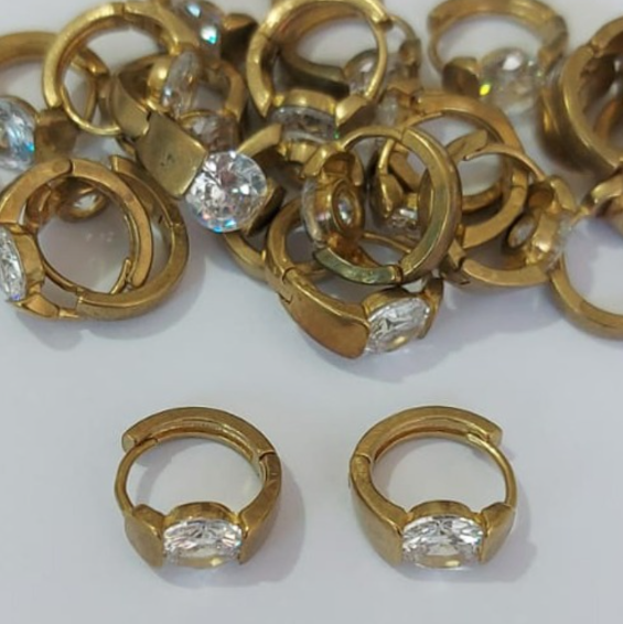 BRINCO NO BRUTO PRONTO PARA O BANHO - (cx148) - BRINCO ARGOLINHA DE PRESSÃO COM UMA PEDRA DE ZIRCONIAS - COMPOSIÇÃO: LATÃO 100% - TAMANHO 11MM - (VENDIDO POR PAR) PESO TOTAL 2.1GR - BRU23918