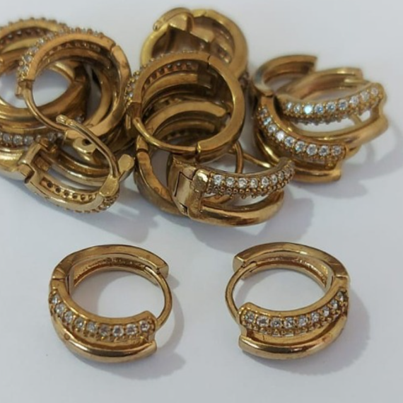 BRINCO NO BRUTO PRONTO PARA O BANHO (BRINCO ARGOLINHA DE PRESSÃO CRAVEJADO EM MICRO ZIRCONIAS (147)- COMPOSIÇÃO: LATÃO 100% - TAMANHO 12MM - (VENDIDO POR PAR) PESO TOTAL 2.9GR - BRU23918