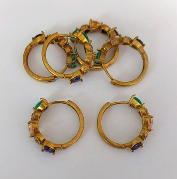 BRINCO NO BRUTO PRONTO PARA O BANHO (BRINCO ARGOLINHA DE PRESSÃO CRAVEJADO EM MICRO ZIRCONIAS (148)- COMPOSIÇÃO: LATÃO 100% - TAMANHO 20MM - (VENDIDO POR PAR) PESO TOTAL 2.9GR - BRU23929