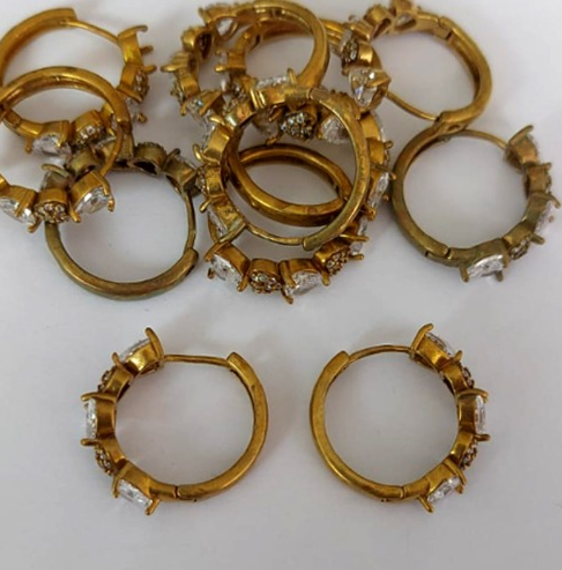 BRINCO NO BRUTO PRONTO PARA O BANHO (BRINCO ARGOLINHA DE PRESSÃO CRAVEJADO EM MICRO ZIRCONIAS (148)- COMPOSIÇÃO: LATÃO 100% - TAMANHO 20MM - (VENDIDO POR PAR) PESO TOTAL 2.9GR - BRU23930