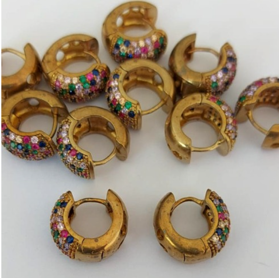 BRINCO NO BRUTO PRONTO PARA O BANHO (BRINCO ARGOLINHA DE PRESSÃO CRAVEJADO EM MICRO ZIRCONIAS (148)- COMPOSIÇÃO: LATÃO 100% - TAMANHO 16MM - (VENDIDO POR PAR) PESO TOTAL 6.5GR - BRU23931