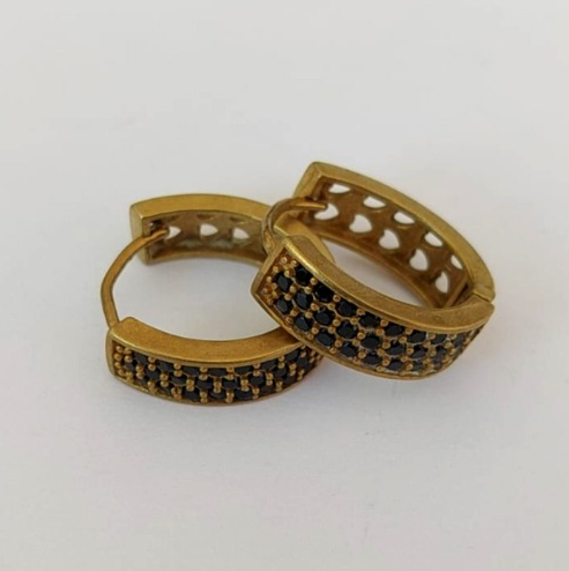 BRINCO NO BRUTO PRONTO PARA O BANHO (BRINCO ARGOLINHA DE PRESSÃO CRAVEJADO EM MICRO ZIRCONIAS (148)- COMPOSIÇÃO: LATÃO 100% - TAMANHO 18MM - (VENDIDO POR PAR) PESO TOTAL 4.4GR - BRU23934