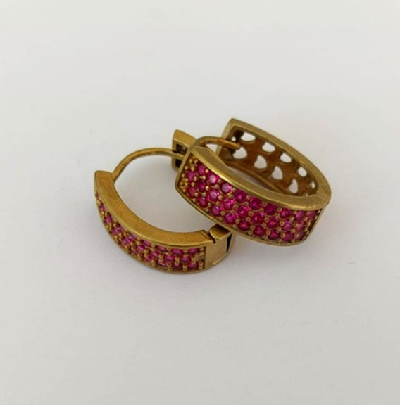 BRINCO NO BRUTO PRONTO PARA O BANHO (BRINCO ARGOLINHA DE PRESSÃO CRAVEJADO EM MICRO ZIRCONIAS (148)- COMPOSIÇÃO: LATÃO 100% - TAMANHO 18MM - (VENDIDO POR PAR) PESO TOTAL 4.4GR - BRU23935