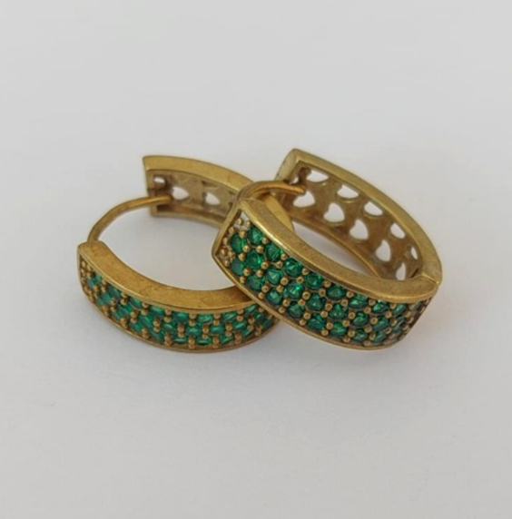 BRINCO NO BRUTO PRONTO PARA O BANHO (BRINCO ARGOLINHA DE PRESSÃO CRAVEJADO EM MICRO ZIRCONIAS (148)- COMPOSIÇÃO: LATÃO 100% - TAMANHO 18MM - (VENDIDO POR PAR) PESO TOTAL 4.4GR - BRU23937