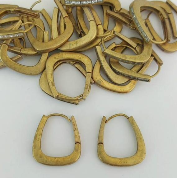 BRINCO NO BRUTO PRONTO PARA O BANHO (BRINCO ARGOLINHA DE PRESSÃO CRAVEJADO EM MICRO ZIRCONIAS (149)- COMPOSIÇÃO: LATÃO 100% - TAMANHO 20X18MM - (VENDIDO POR PAR) PESO TOTAL 3,9GR - BRU23941