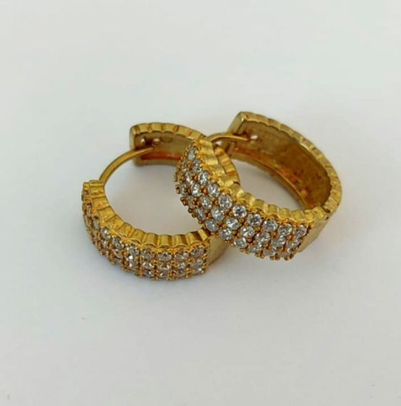 BRINCO NO BRUTO PRONTO PARA O BANHO (BRINCO ARGOLINHA DE PRESSÃO CRAVEJADO EM MICRO ZIRCONIAS (149)- COMPOSIÇÃO: LATÃO 100% - TAMANHO 18MM - (VENDIDO POR PAR) PESO TOTAL 5.2GR - BRU23943