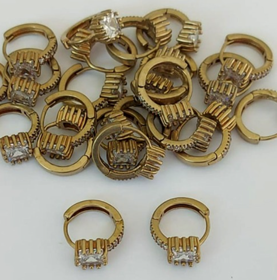 BRINCO NO BRUTO PRONTO PARA O BANHO (BRINCO ARGOLINHA DE PRESSÃO CRAVEJADO EM MICRO ZIRCONIAS (149)- COMPOSIÇÃO: LATÃO 100% - TAMANHO 12MM - (VENDIDO POR PAR) PESO TOTAL 2.2GR - BRU23945