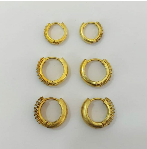 BRINCO NO BRUTO PRONTO PARA O BANHO LATÃO - (CX.149) TRIO DE BRINCO COM 3 PARES CRAVEJADOS COM MICROS ZIRCÔNIAS - TAMANHOS: 10/12/14MM - PESO TOTAL 6,8GR - BRU23946